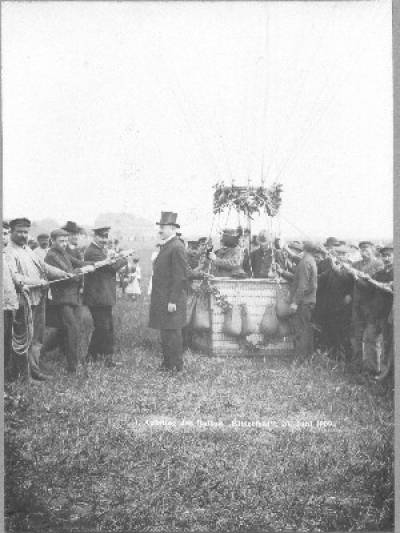 Der geschmückte Korb eines Gasballons umgeben von Menschen. Links vor dem Korb mit Zylinder der Vorsitzende des Vereins, Bürgermeister Dippe. Foto: © Archiv Kreismuseum Bitterfeld