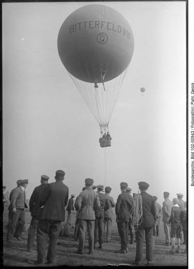 Zuschauer und der startende Gasballon Bitterfeld VIII.