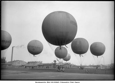 Gefüllte startbereite Gasballone auf dem Ballonstartplatz Bitterfeld.