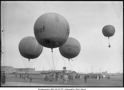 Ballonplatz Bitterfeld: Startbereite und ein gerade gestarteter Gasballone.