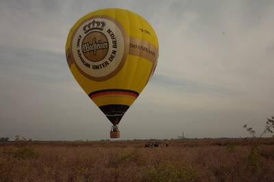 Versetzen des Warsteiner-Heissluftballons nach der Landung.