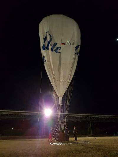 Der Linde-Gasballon wird bei Nacht auf dem Ballonplatz Bitterfeld gefüllt.