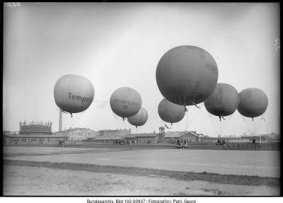 Gasballone auf dem Ballonstartplatz Bitterfeld. V.l.n.r.: Tempelhof, Bitterfeld VIII, nicht erkennbar, Bitterfeld IX, Sachsen, Bitterfeld VII, nicht erkennbar.