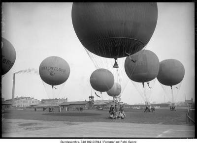 Gasballon auf dem Ballonstartplatz in Bitterfeld. Ganz links angeschnitten der Ballon Tempelhof, rechts daneben Bitterfeld VIII, dann Bitterfeld IX, Eule, Bitterfeld VII, Bitterfeld VI. Auf dem Ballon im Vordergrund ist keine Aufschrift erkennbar.