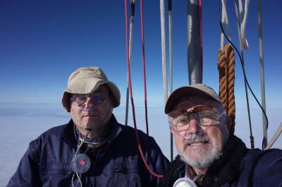 v.l.n.r. Portrait von Volker und Detlef mit Nasenkanülen für die Sauerstoffversorgung.