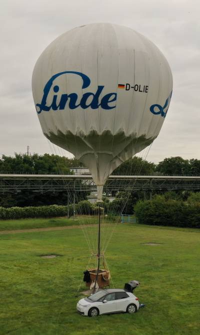 Gasballon D-OLIB gefüllt auf dem Ballonstartplatz.