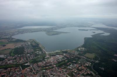 Ganz vorne Bitterfeld, dahinter im Zentrum des Bildes der Große Goitzschesee und links oben der Muldestausee.