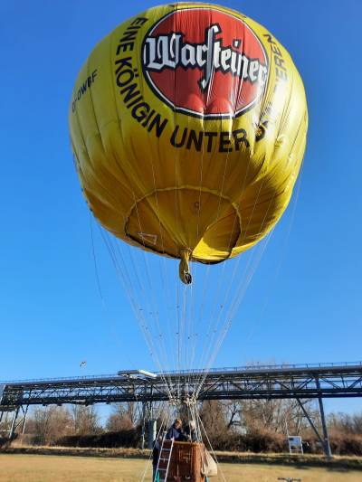 Unpraller Gasballon nach dem Füllen.