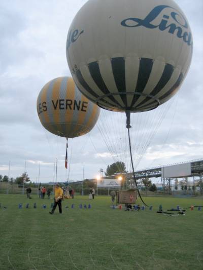 Der französische Ballon Jules Verne, rechts davor der Linde-Gasballon.