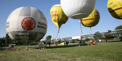 Gasballone bei Füllen auf dem Ballonplatz Bitterfeld.