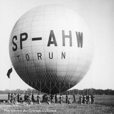 Der gefüllte, aber noch nicht hochgelassene, Gasballon TORUŃ