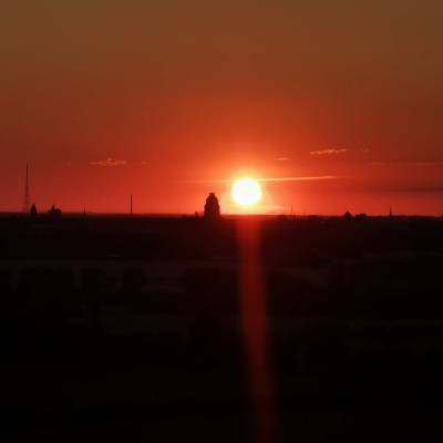 Das Völkerschlachtsdenkmal in Leipzig im Gegenlicht des Sonnenuntergangs